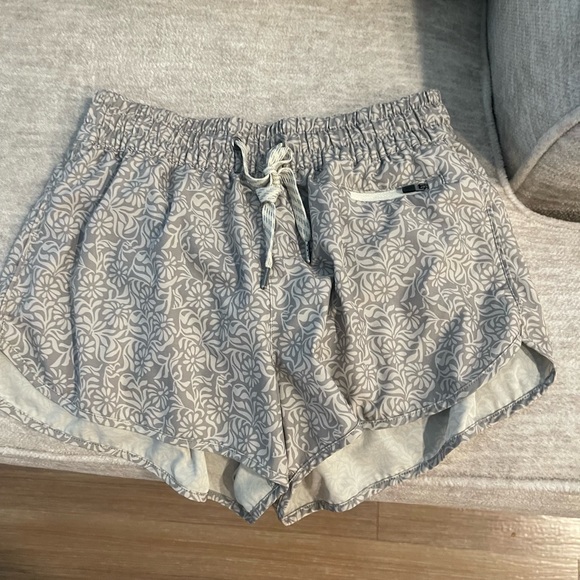 Vuori Clementine Shorts Gray Floral shorts - Picture 6 of 7